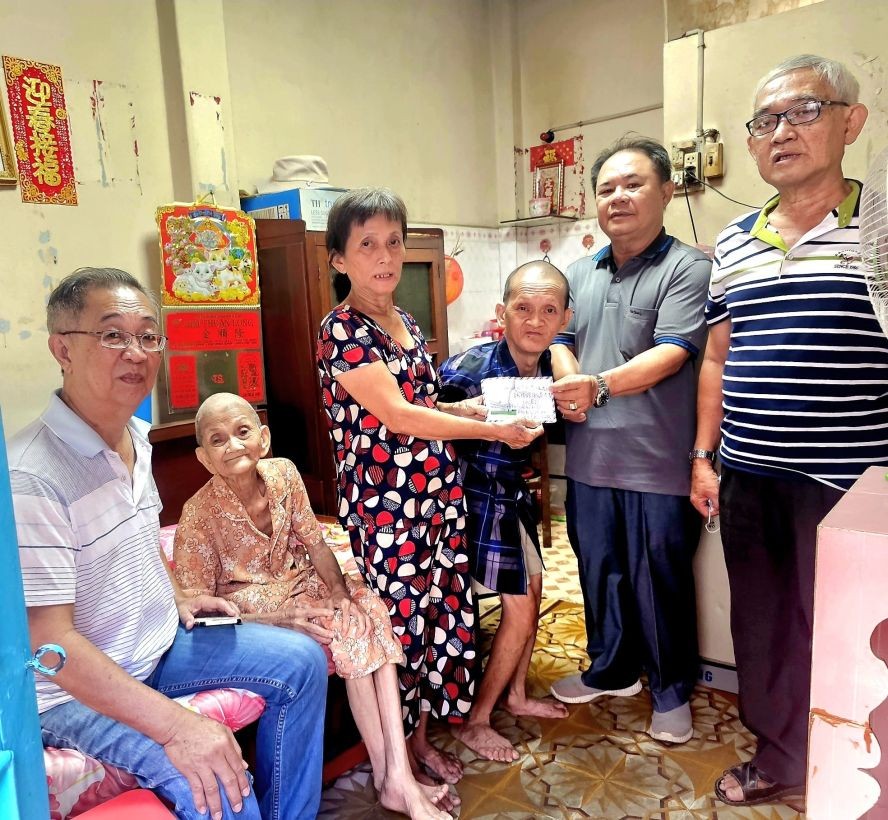 徐氏宗祠代表慰问徐氏芬婆婆并赠送捐助金。