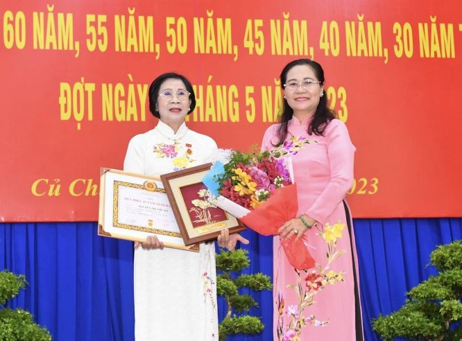市人民议会主席阮氏丽（右）向市委原副书记阮氏秋霞授予45年党龄纪念章。（图：市党部新闻网）