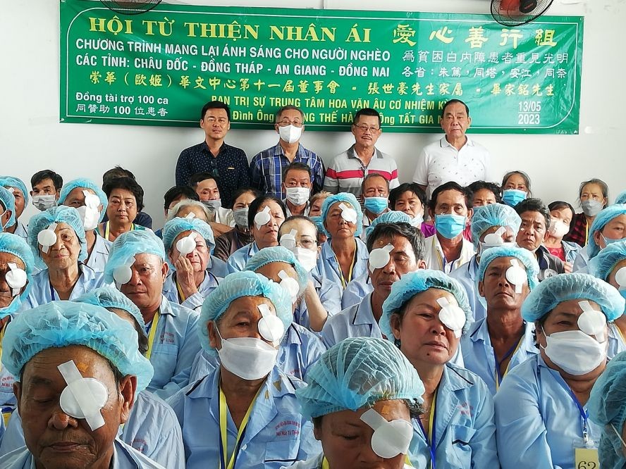 崇华华文中心董事会爱心善行