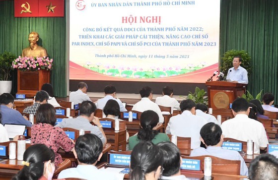 市人委会主席潘文迈在公布2022年本市厅、部门、郡县竞争能力指数的会议上致词。