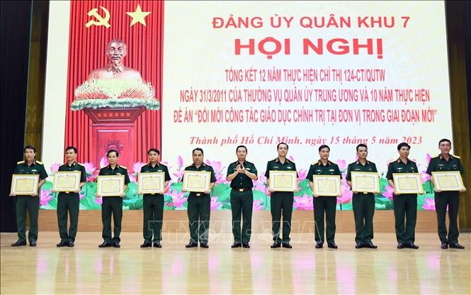 第七军区提高政治教育工作效果