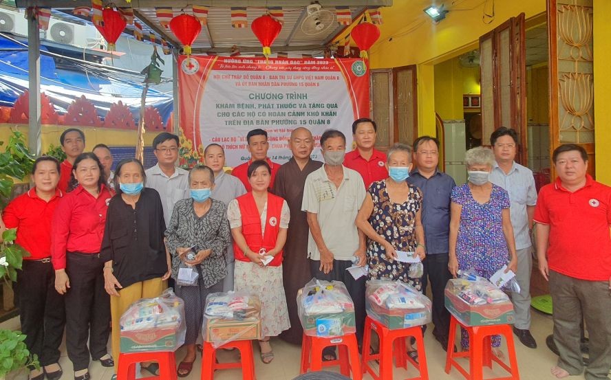 贫困老病人得到诊治病及领取礼物时非常开心、感激不尽。