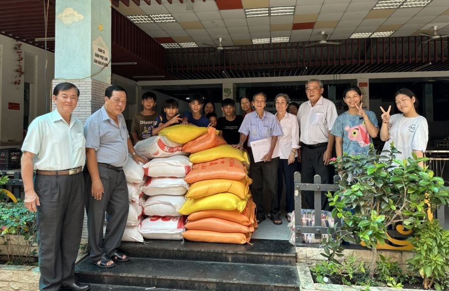 土龙木天后宫理事会与故乡人道中心的工作人员及小朋友合照留念。