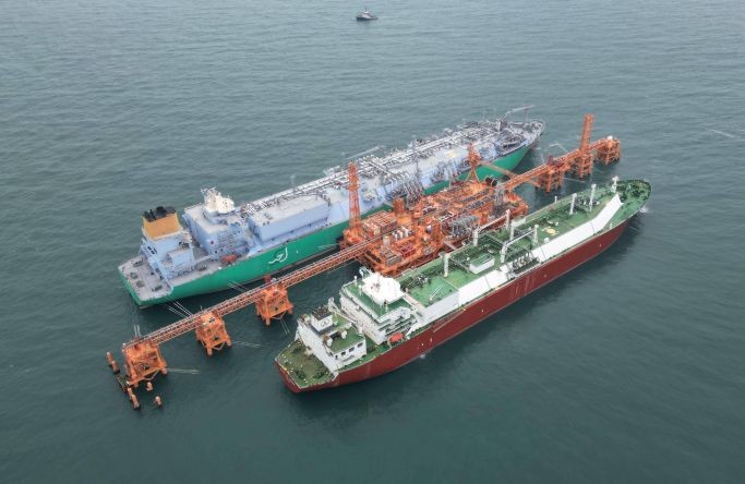 图为液化天然气运输船靠泊接收站码头。（图：视频截图）