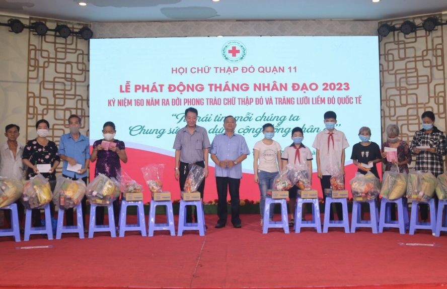 茶山庆云南院住持周华邦（左五）向贫困者赠送礼物。