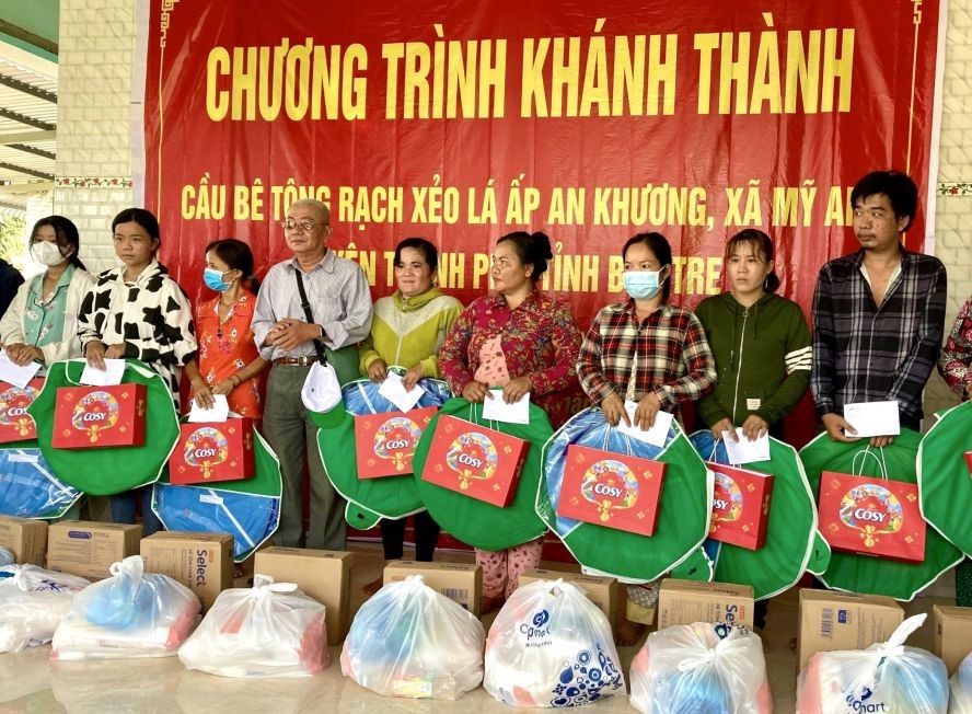 “永远的爱”慈善组向穷人赠送礼物。 “永远的爱”慈善组向穷人赠送礼物。