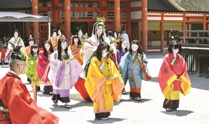 京都“葵祭”约 500 人盛装游行