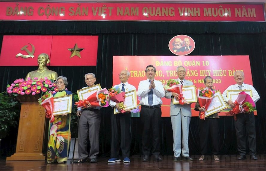 第十郡向高党龄党员颁授党龄纪念章