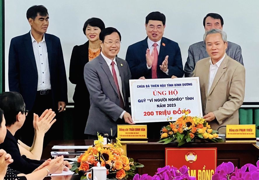 平阳省天后宫向林同省越南祖国阵线委员会“为穷人”基金会捐赠2亿元。