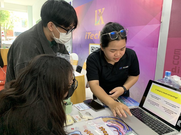 大学生在就业盛会主动寻找工作机会。