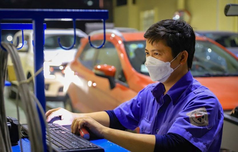 登检员正在为车辆进行检查。