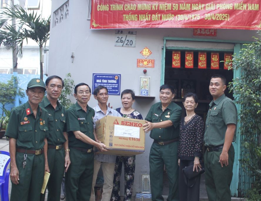 郡、坊退伍军人协会向林世德一户赠送礼物。