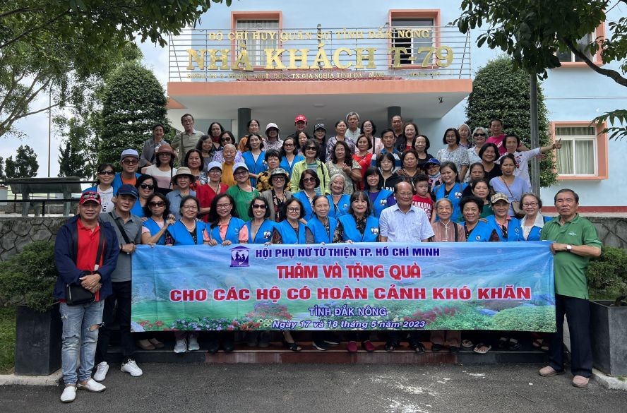 华人单位关爱德农省贫困户及学生