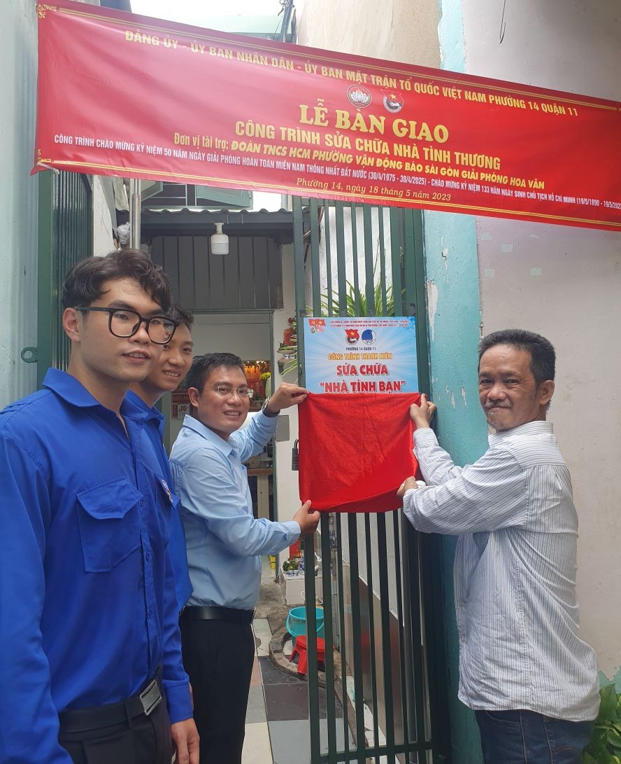 本报编委文忠孝(左三)与屋主杨锦彪(右)一起掀开红布。