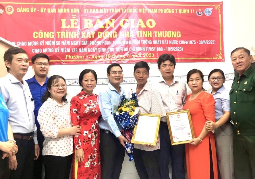 本报编委文忠孝（左五）与第十一郡、坊领导、代表出席移交温情屋仪式。