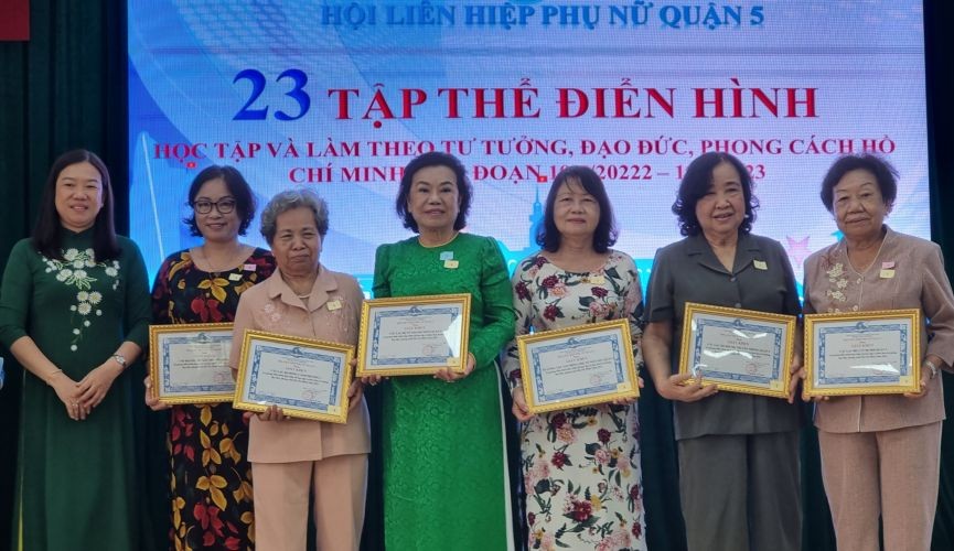 第五郡妇联会颁发奖状给各个人。