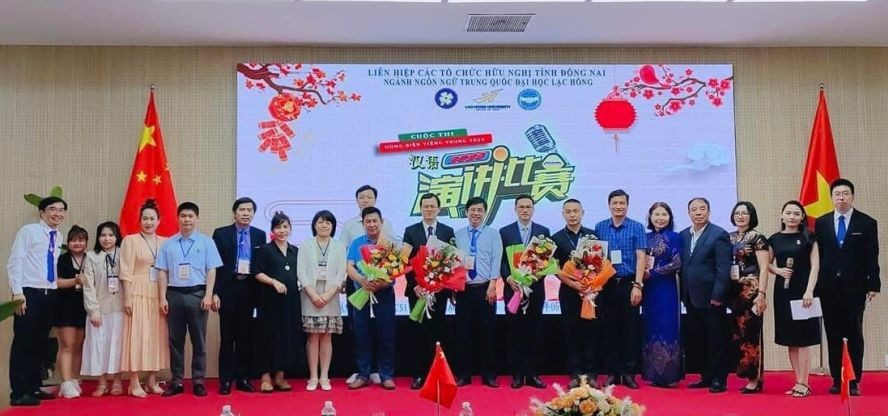 校方领导和诸位出席《汉语演讲比赛》的贵宾合照留念。