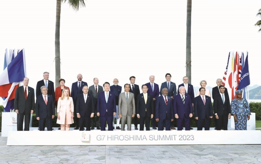 政府总理范明政（前右三）和各代表团团长合照。（图：越通社）