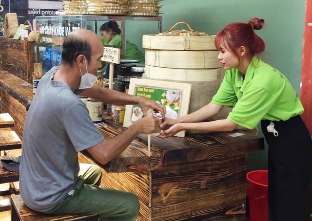 任何人前来此处用餐都获周到地服务。