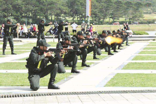林同省公安部门演示解救人质。（图：段坚）