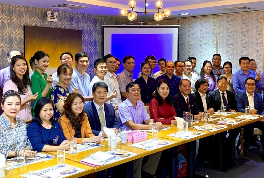 处长韩国耀（前排左四）与贵宾和留台校友合照。