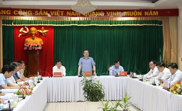 政府工作组与平阳省举行会议，消除困难并促进公家投资和产销活动。