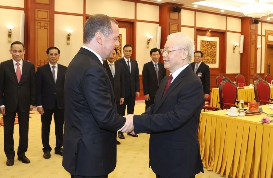 党中央总书记阮富仲与统一俄罗斯党主席梅德韦杰夫交谈。（图：越通社）