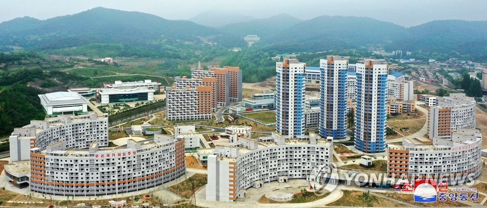 位于万景台附近的全新住宅区——平壤大平地区居民区竣工仪式前一天举行。大平地区内建有学校、诊所和服务设施。 （图：韩联社/朝中社）