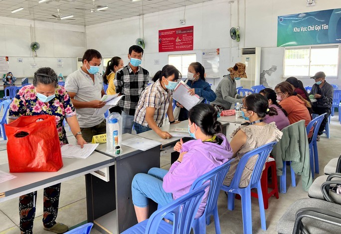 失业工人正在咨询就业。