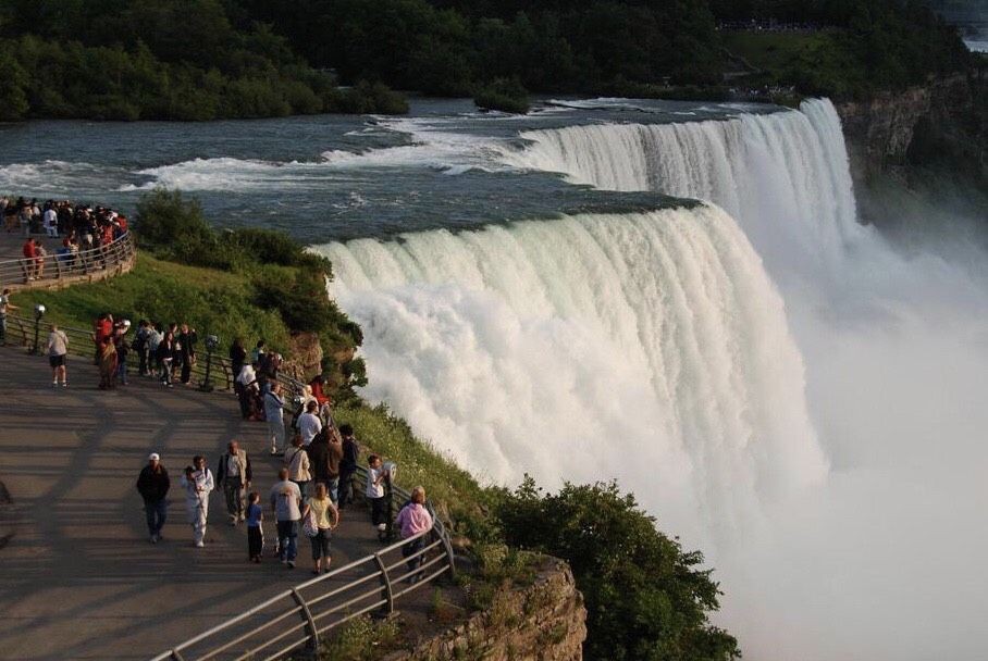 吸引游客的尼亚加拉瀑布。