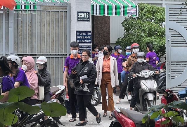 众多大学生进出Vinalink Group分公司。