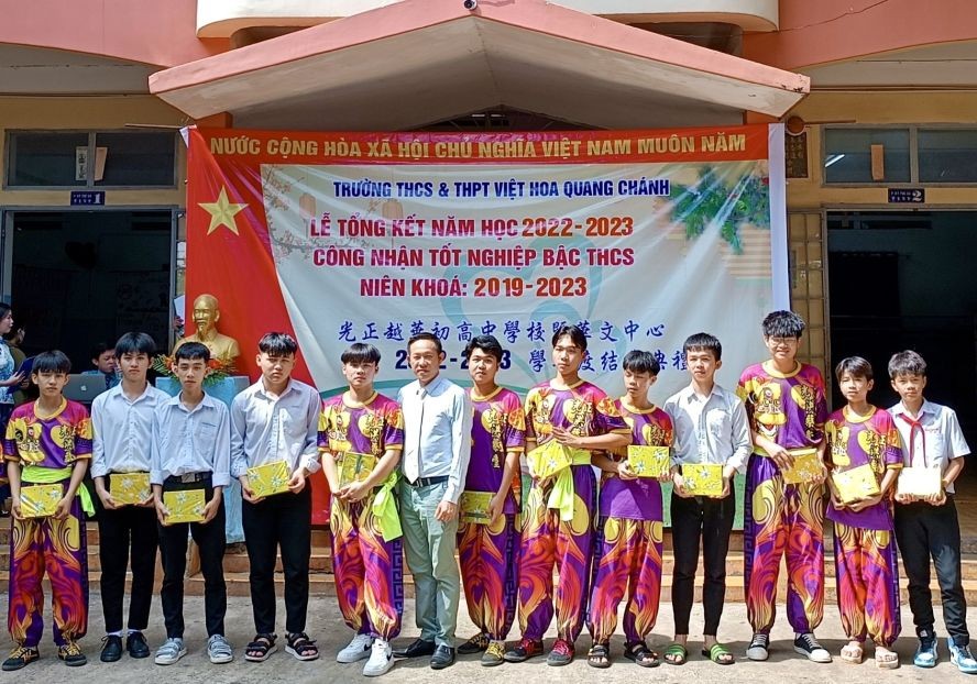 事会董事长张弘辉向积极学生奖励。