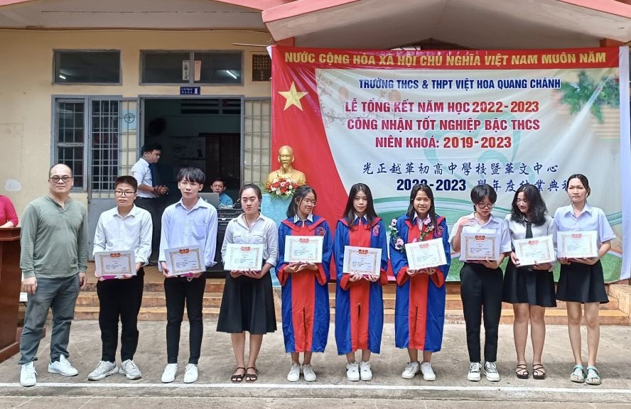 优良学生获得奖励。