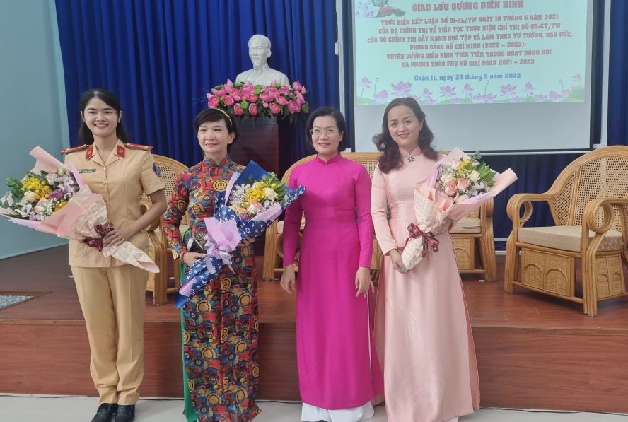 推进学习胡志明思想、道德榜样运动