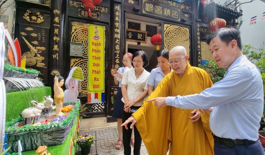 第五郡领导拜访各寺庙、精舍