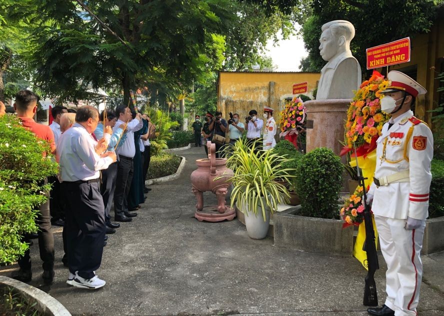 市、郡领导在已故总书记陈富塑像前上香。