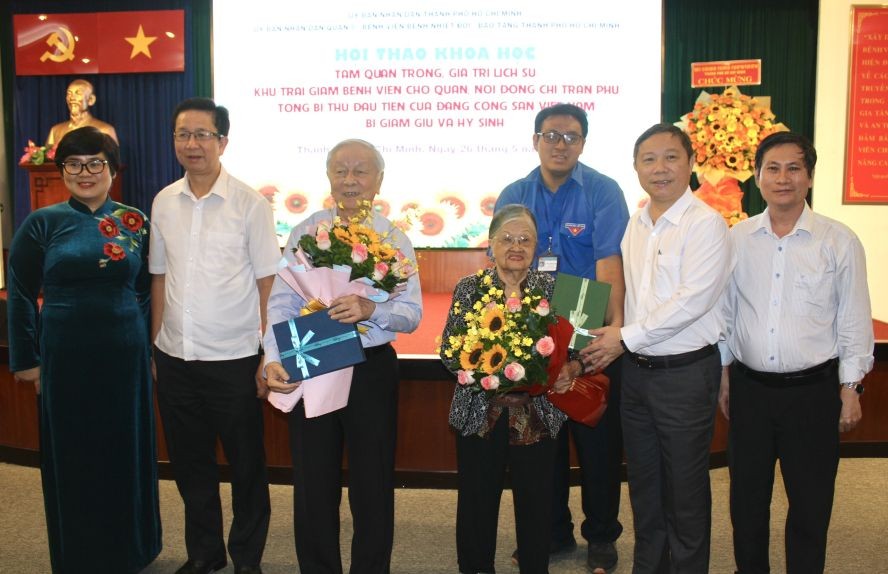 市人委会副主席杨英德（右二）和地方领导向历史人证赠送鲜花。