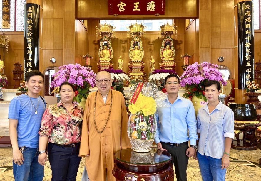 本报编委文忠孝(右二)向释了明法师赠送礼物祝贺佛诞。 本报编委文忠孝(右二)向释了明法师赠送礼物祝贺佛诞。