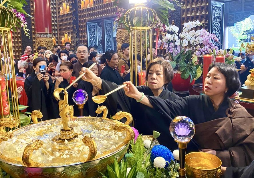 众多善信参与浴佛。 众多善信参与浴佛。