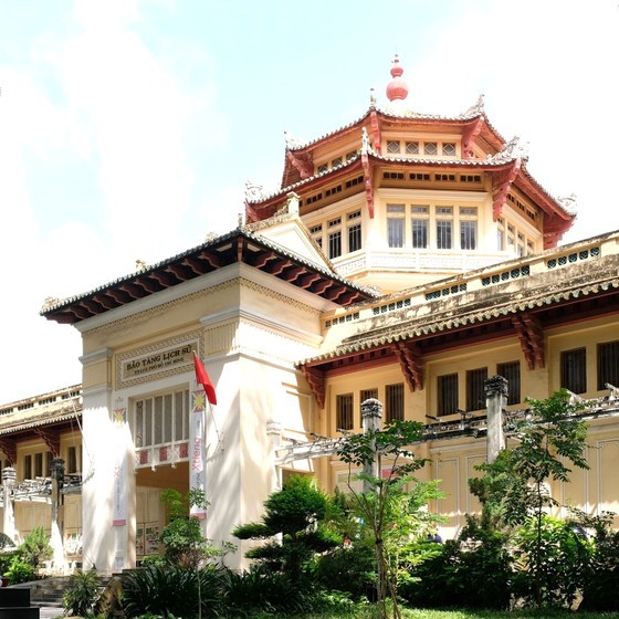 胡志明市历史博物馆前面。