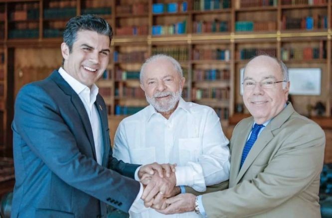 巴西帕拉州州长巴尔巴略（左起）、总统卢拉和外交部长维埃拉，当地时间周五在阿尔沃拉达宫，就联合国确认巴西帕拉州贝伦市，为2025年11月《联合国气候变化框架公约》第30次缔约方会议（COP30）主办方所举行的会议后，合影留念。（图取自巴西总统府/路透社）