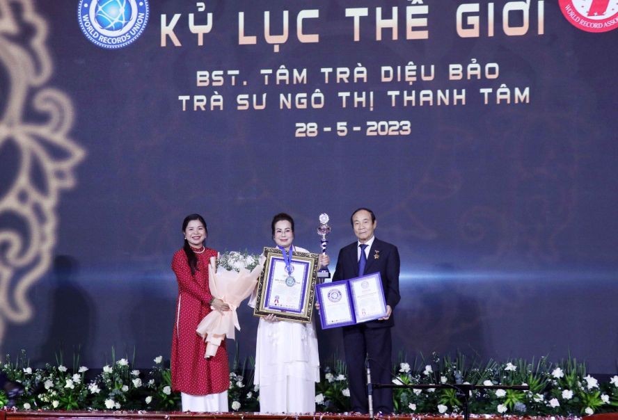 吴氏清心（中）的“心茶妙宝”收藏品荣获世界纪录。