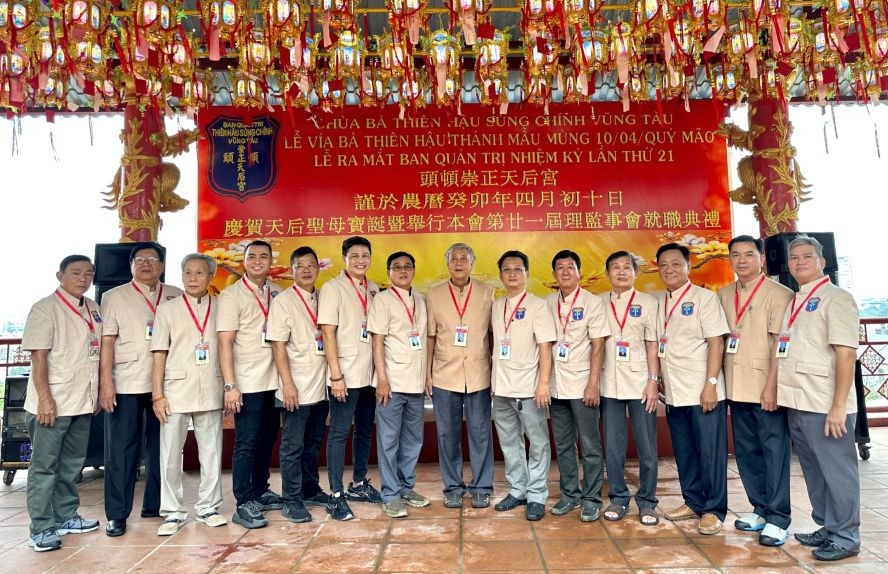 理事长邹国荣（右六）、最高常务顾问梁肇添（右七）与各理监事留影。