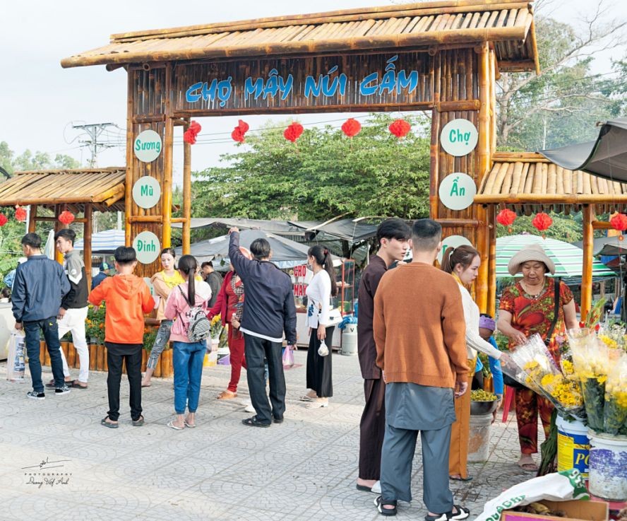 如今的市集还为游客与香客服务。