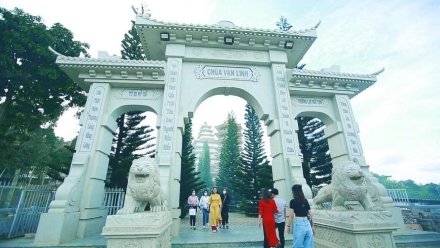 大清早来膜拜的香客。