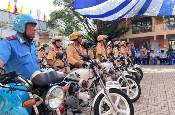 市公安厅所属陆路与铁路交警科与平政县公安、市交通运输厅监察署配合，开展在50号国道监察、处理违反交规行为。