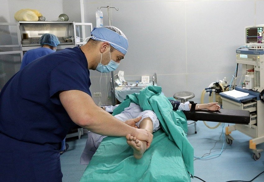 在医院工作的外国专家。