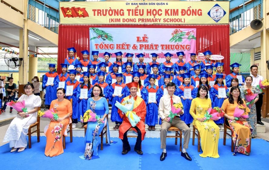 小学毕业生与师长合照。