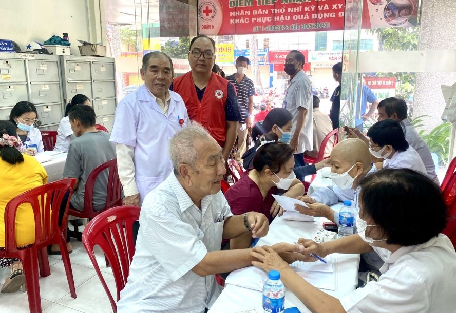 第五郡红十字会与郡东医会两位副主席观察病人在诊病。