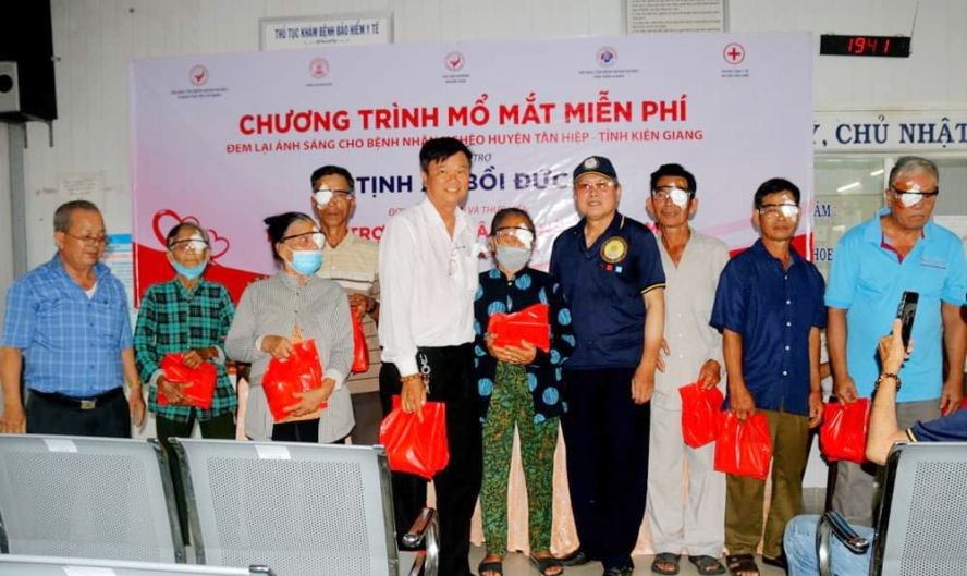 培德精舍代表与病人手术后合摄。